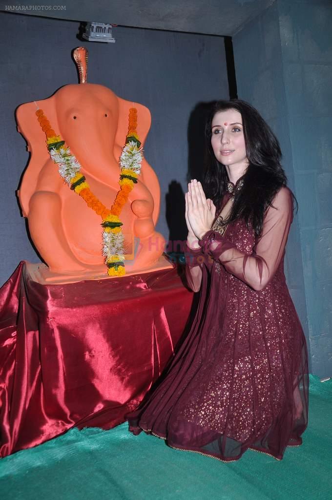 Claudia Ciesla prays to Ganesha in Mumbai on 26th Sept 2012