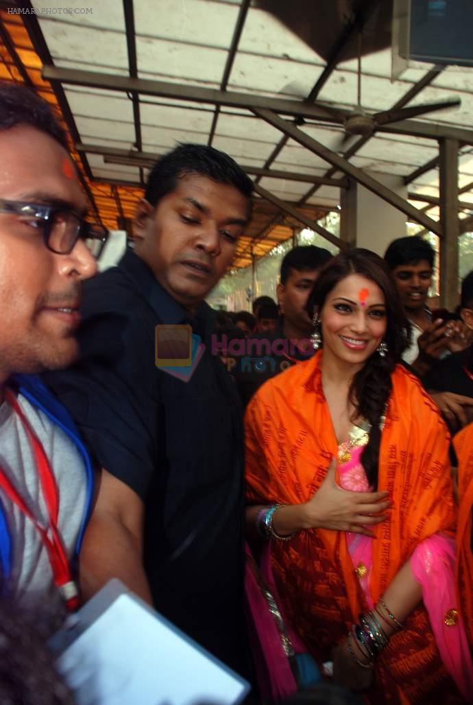 Bipasha Basu visits siddhivinayak in Mumbai on 27th Sept 2012