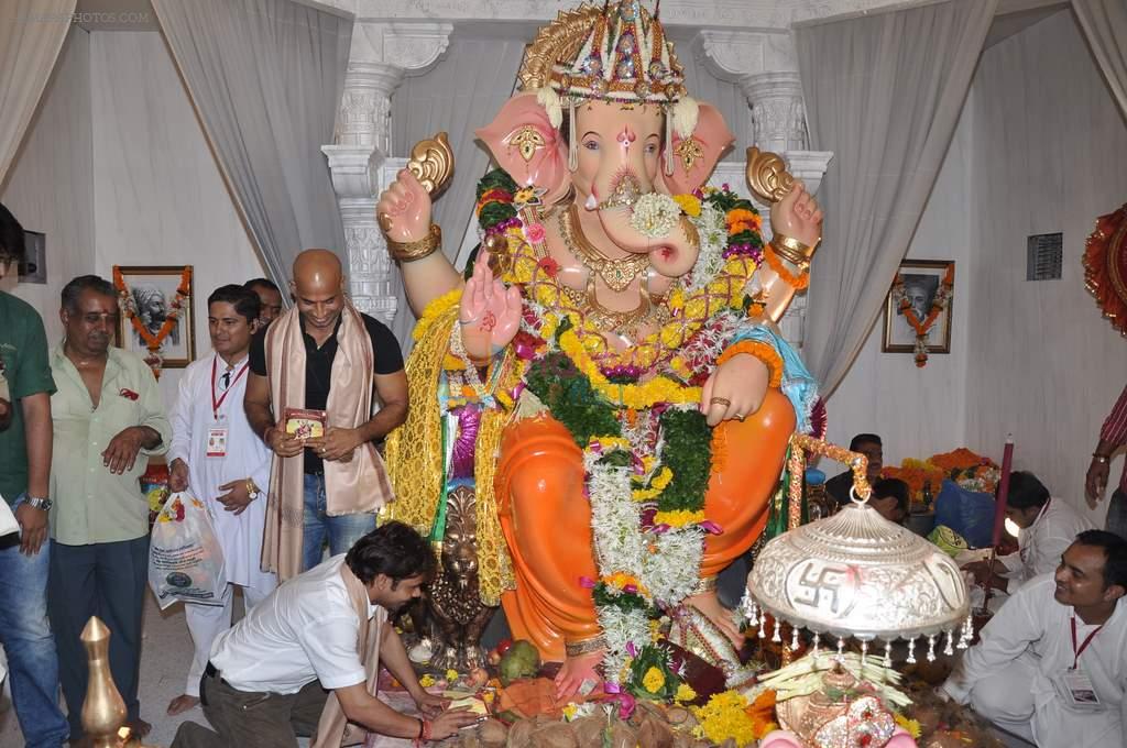 Rajpal Yadav visits Andheri Ka Raja in Mumbai on 27th Sept 2012