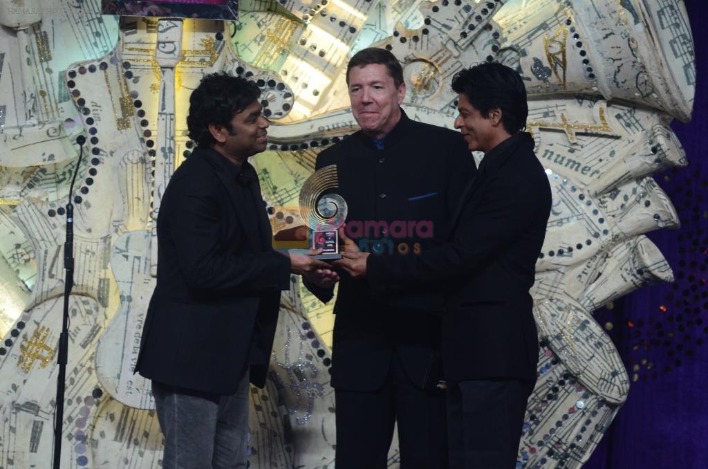 AR Rahman receives his award from Shahrukh Khan and Lowell Paddock President and Managing Director General Motors India