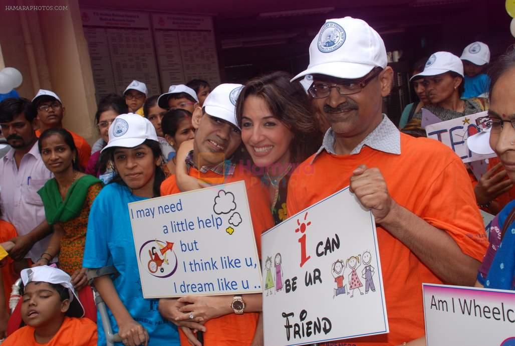 Perizaad Zorabian flags of rally for the cause of cerebral palsy in india on 2nd Oct 2012