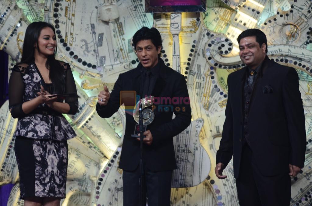 Shahrukh Khan receiving an award at the GiMA Awards2012