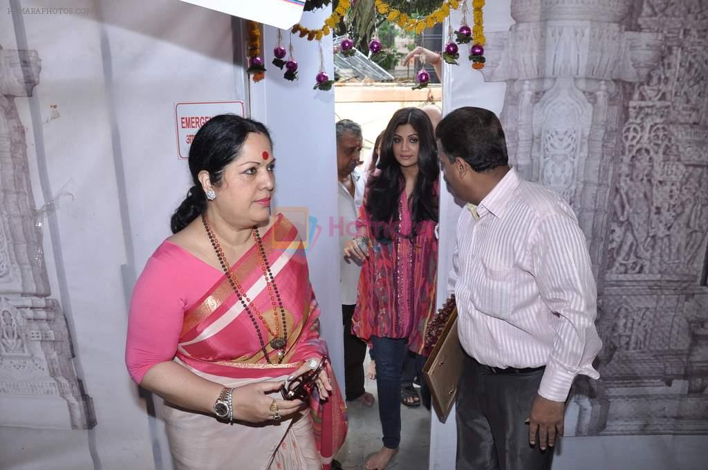 Shilpa Shetty at Andheri Ka Raja in Mumbai on 3rd Oct 2012