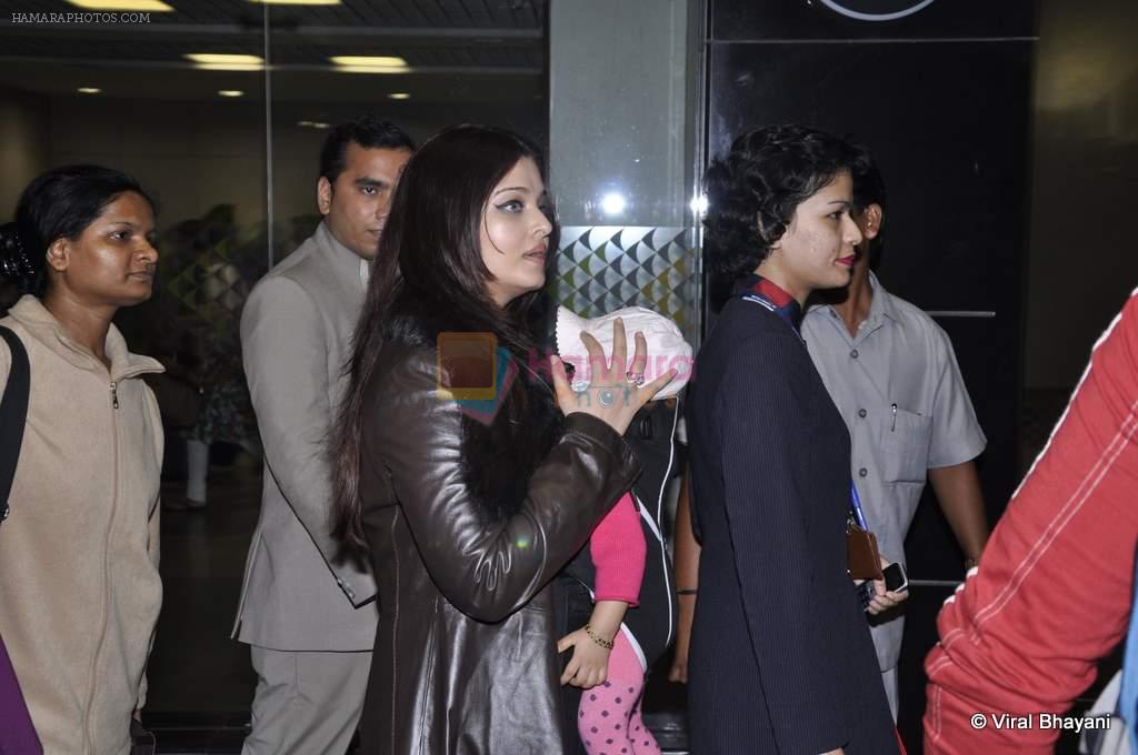 Aishwarya Rai Bachchan returns from Chicago - Big b comes to receive in Mumbai Airport on 5th Oct 2012