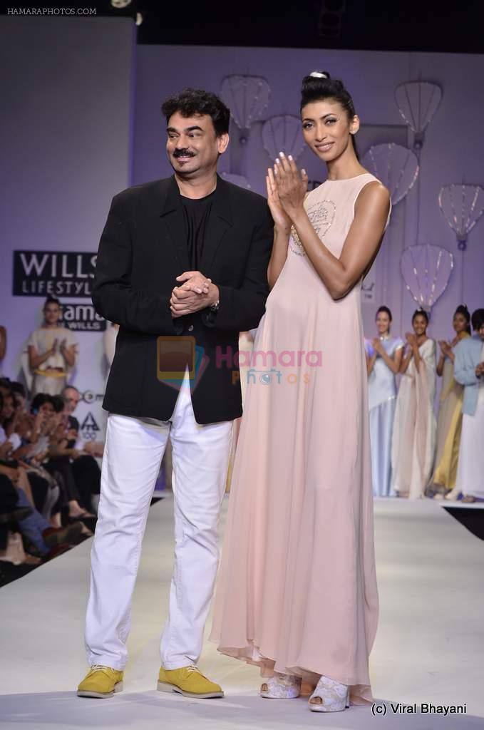 Model walk the ramp for Wendell Rodericks Show at Wills Lifestyle India Fashion Week 2012 day 1 on 6th Oct 2012