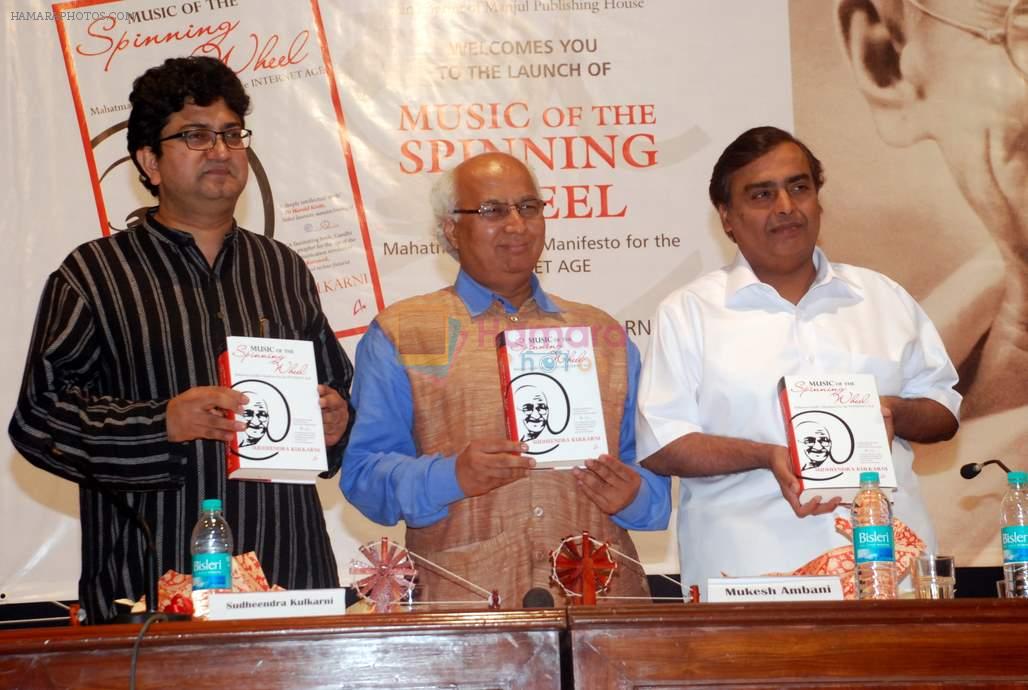Mukesh Ambani, Parsoon Joshi at Spinning Wheel book launch on 4th Oct 2012