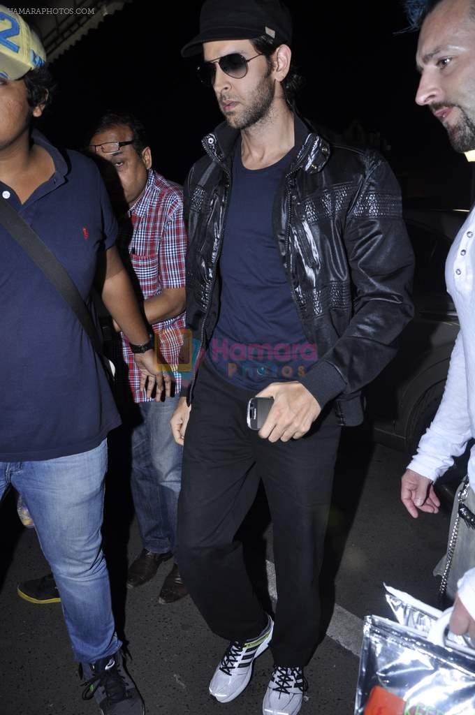 Hrithik Roshan snapped at airport in Mumbai on 5th Oct 2012