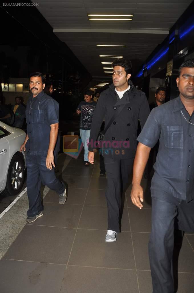Abhishek Bachchan returns to Mumbai, Big B and Ash come to receive on 6th Oct 2012