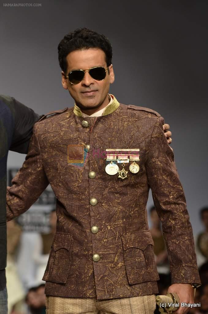 Manoj Bajpai walk the ramp for Samant Chauhan Show at Wills Lifestyle India Fashion Week 2012 day 2 on 7th Oct 2012