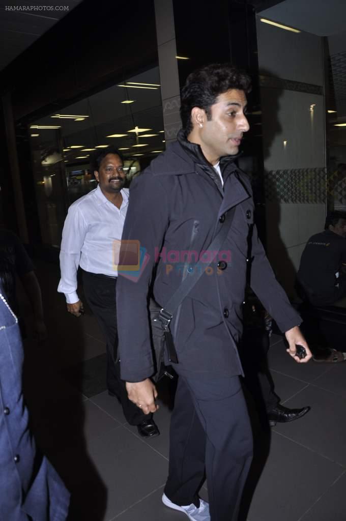 Abhishek Bachchan returns to Mumbai, Big B and Ash come to receive on 6th Oct 2012