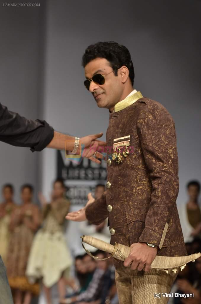Manoj Bajpai walk the ramp for Samant Chauhan Show at Wills Lifestyle India Fashion Week 2012 day 2 on 7th Oct 2012
