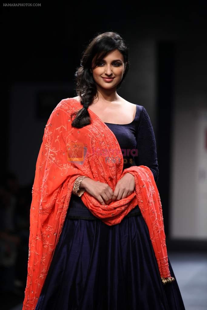 Parineeti Chopra walk the ramp for Manish Malhotra Show at Wills Lifestyle India Fashion Week 2012 day 2 on 7th Oct 2012 100
