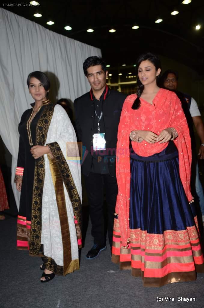 Shabana Azmi, Parineeti Chopra at Wills Lifestyle India Fashion Week 2012 day 2 on 7th Oct 2012,1