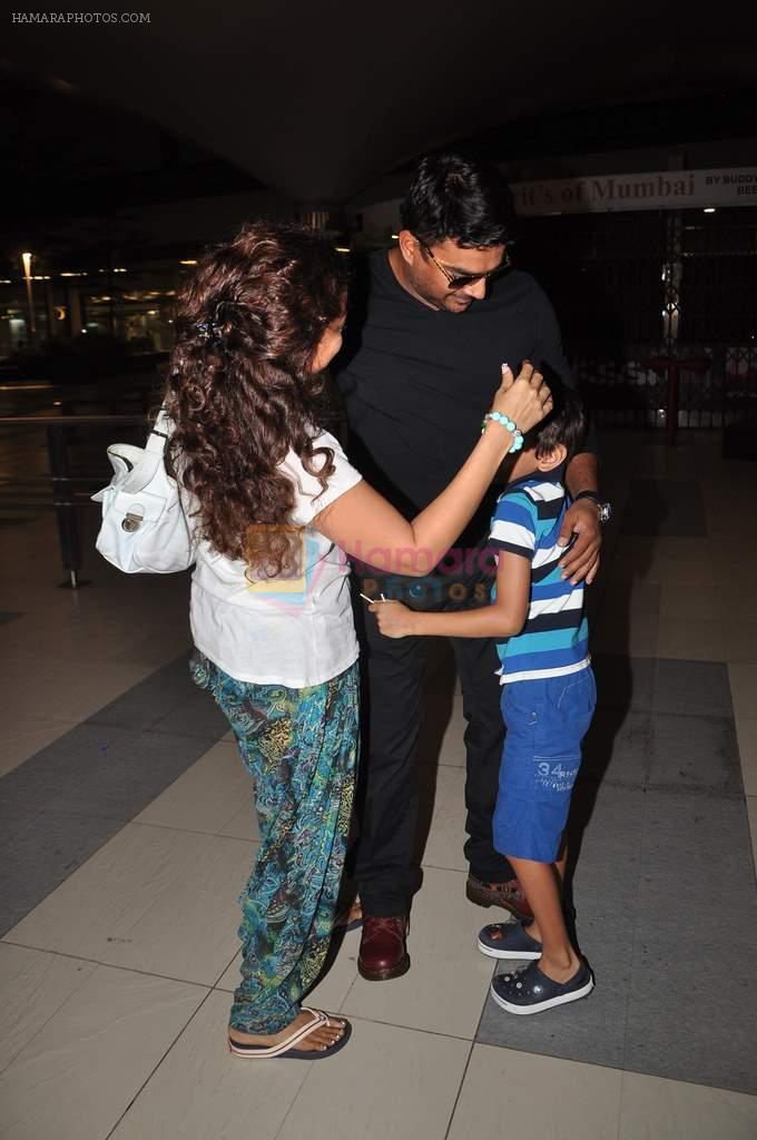 Madhavan snapped at the airport in Mumbai on 8th Oct 2012