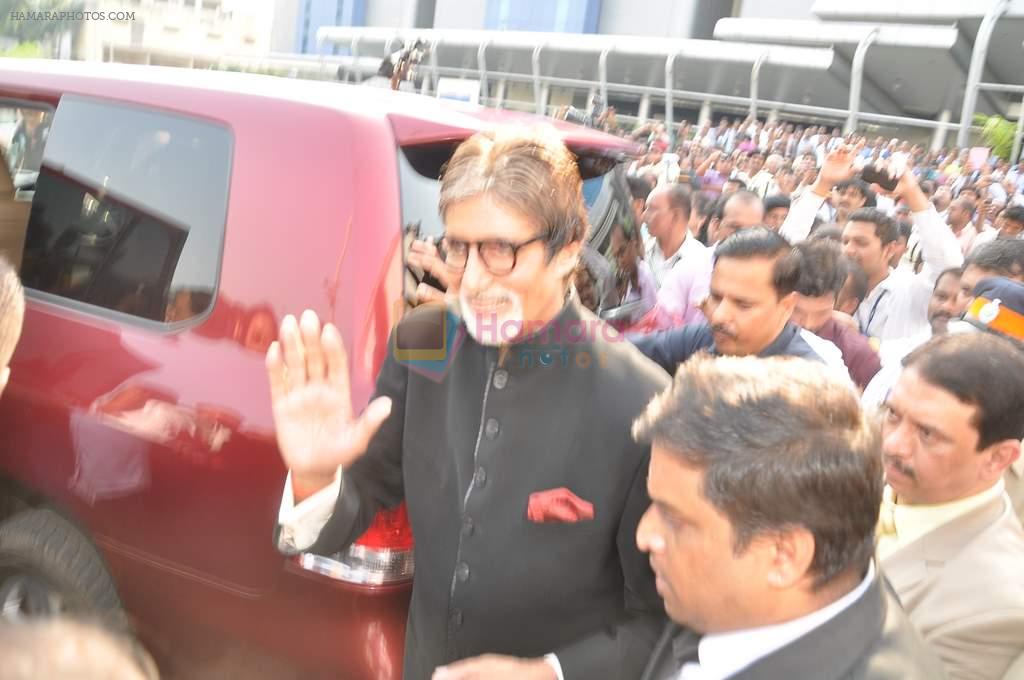 Amitabh Bachchan celebrates birthday at Seven Hills on 11th Oct 2012