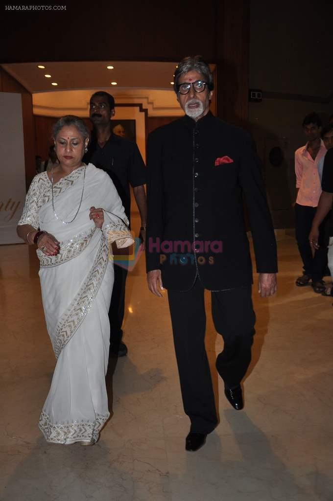 Amitabh Bachchan, Jaya Bachchan at Seventy Art show for Big B's birthday in Mumbai on 11th Oct 2012