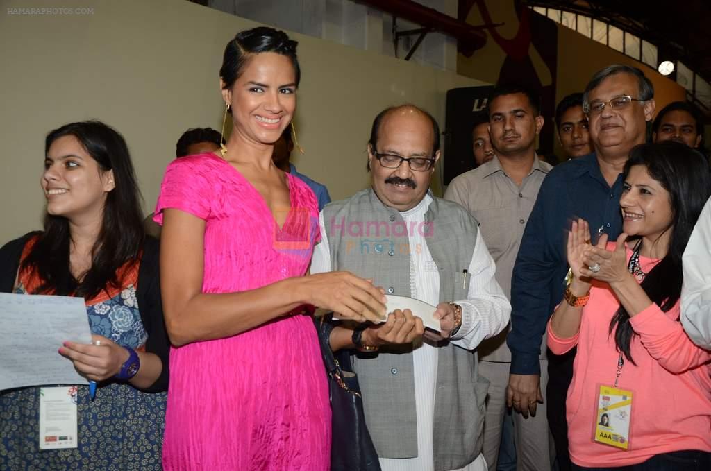 Amar Singh snapped with model Bhavna Sharma on bday of Big B on 11th Oct 2012