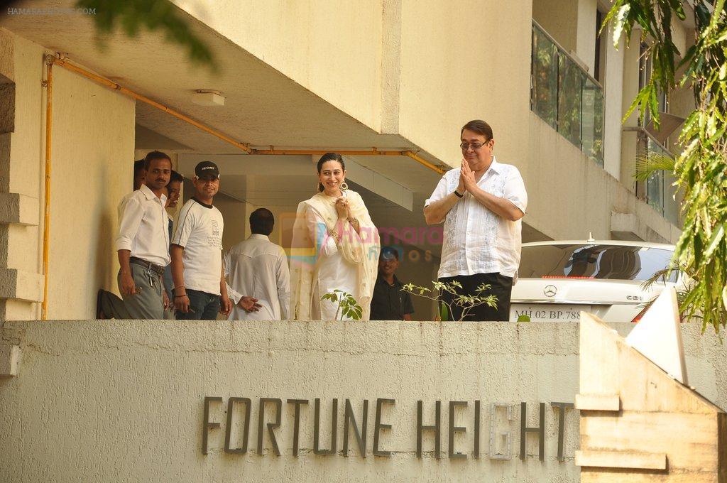 Karisma Kapoor, Randhir Kapoor at Saif Ali Khan and Kareena Kapoor pictures after marriage in Fortune Heights, Bandra, Mumbai on 16th Oct 2012