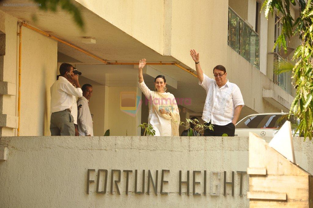 Karisma Kapoor, Randhir Kapoor at Saif Ali Khan and Kareena Kapoor pictures after marriage in Fortune Heights, Bandra, Mumbai on 16th Oct 2012