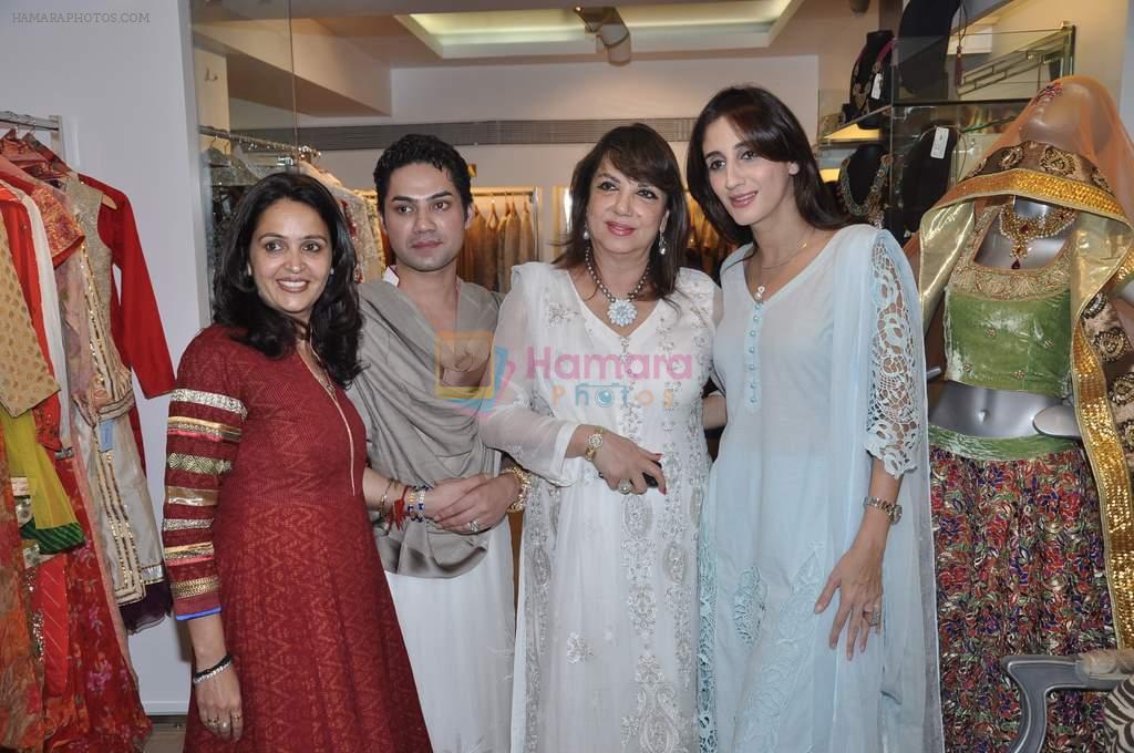 Zarine Khan, Farah Ali Khan at designer preview at Zarine Khan's Fizaa in Juhu, Mumbai on 17th Oct 2012