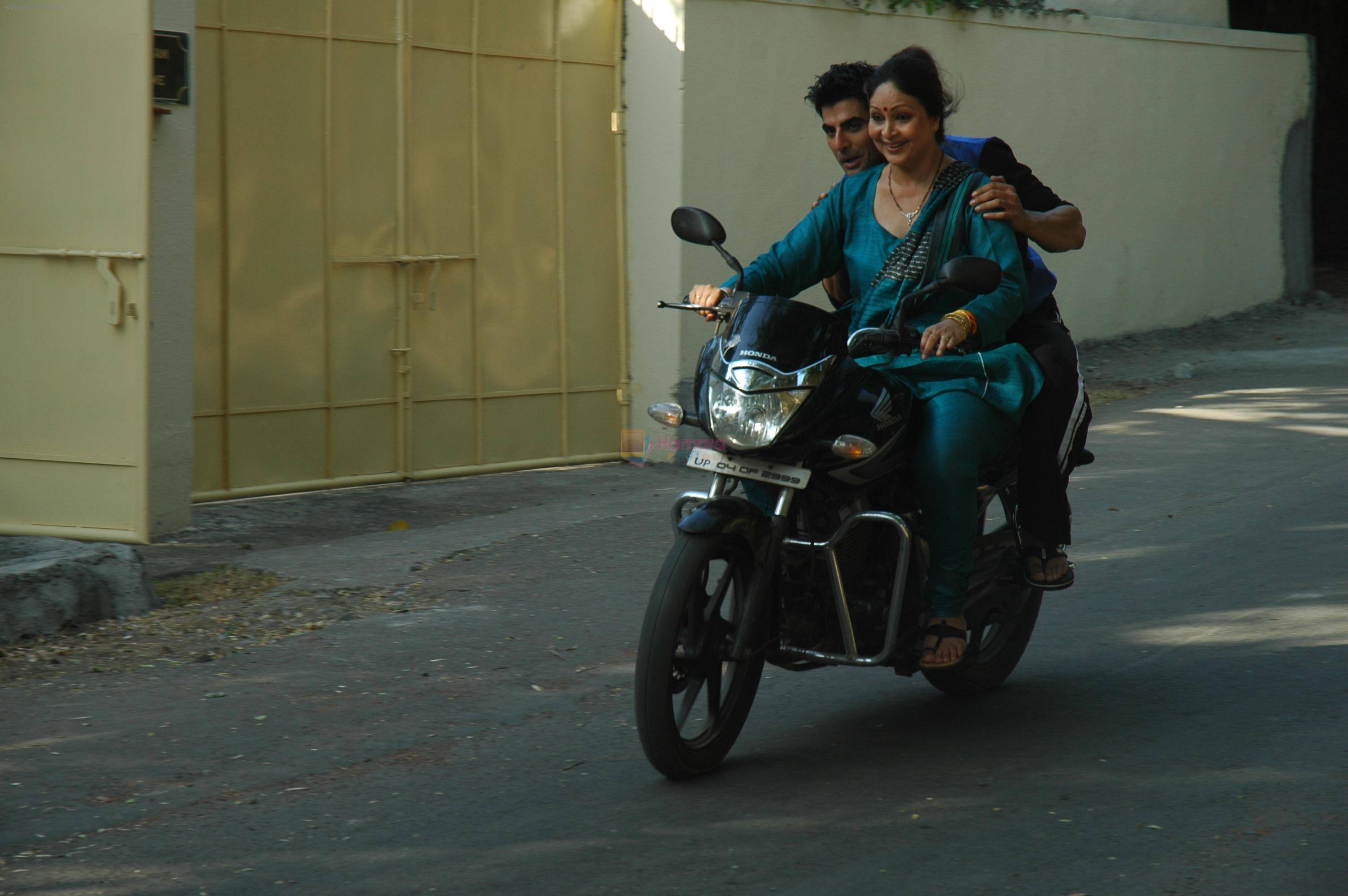 Rati Agnihotri rides the bike again for Dehradhun Diary