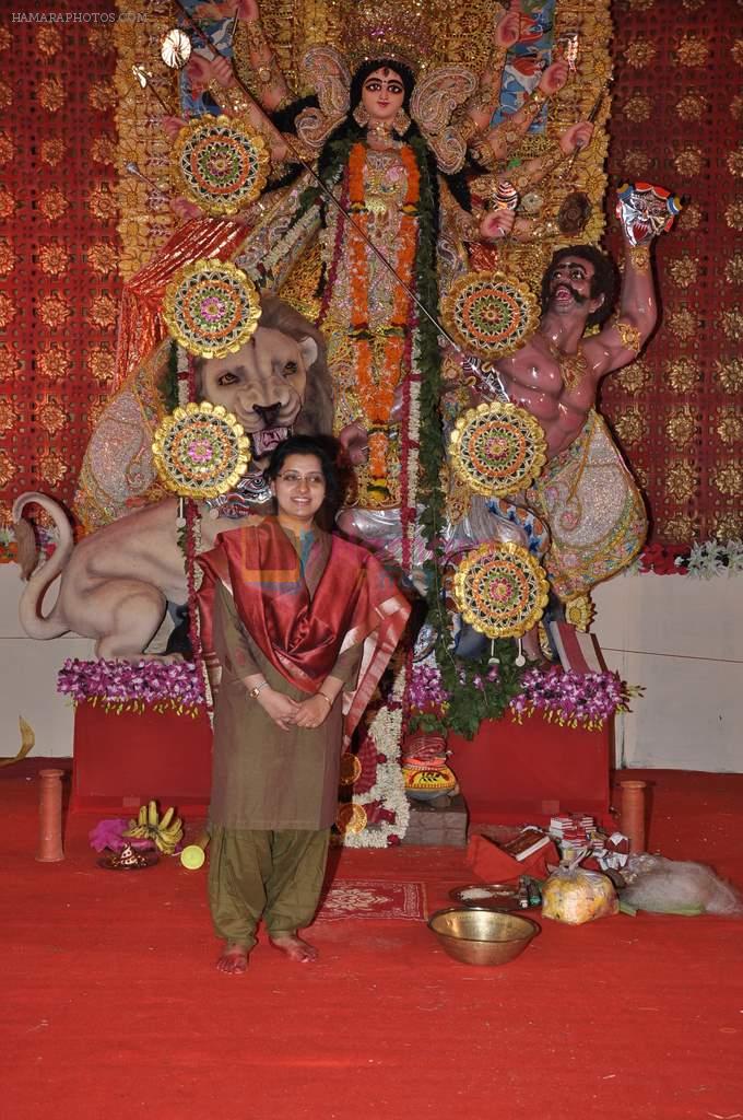 Dona Ganguly at DN Nagar durga pooja in Andheri, Mumbai on 20th Oct 2012