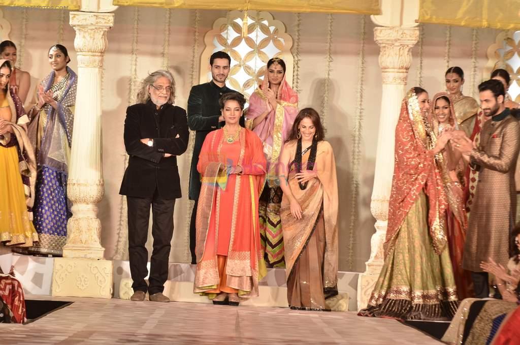 Shabana Azmi at Sahchari foundation show by designer Meera and Musaffar Ali on 22nd Oct 2012