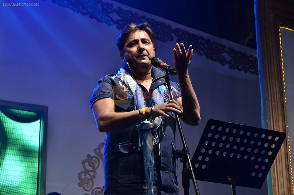 Sukhwinder Singh at Abhijeet's durga celebrations in Andheri, Mumbai on 23rd Oct 2012