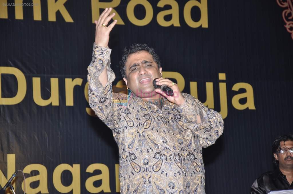 Kunal Ganjawala at DN Nagar durga pooja in Mumbai on 24th Oct 2012