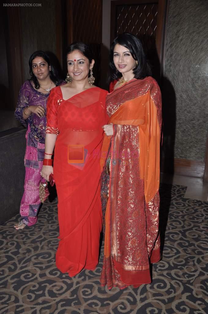 Divya Dutta, Bhagyashree at Pahlaj Nahlani's sons wedding reception in Mumbai on 26th Oct 2012