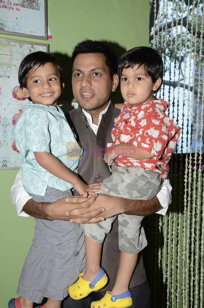 Raul with kids at Good Earth Unveils their Farah Baksh Design Collection 2012-2013 in Lower Parel,Mumbai on 27th Oct 2012