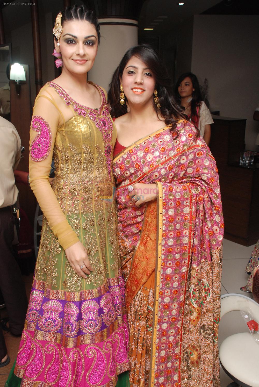 Model Sahiba Singh with Priyanka Talwar at SHAM-E-AWADH Celebrate this festive season in Awadhi Style in Vedic Spa Mantra on 26th Oct 2012