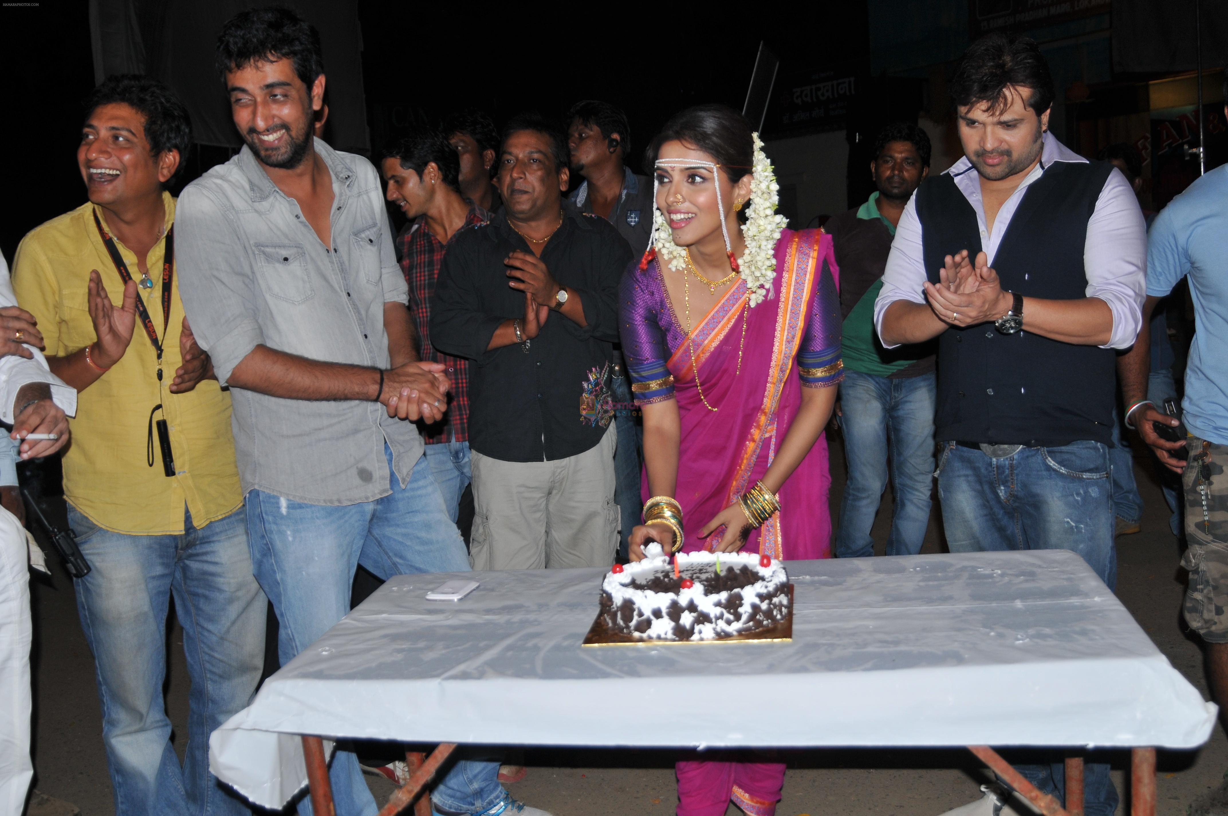 Asin Thottumkal brings in her birthday on the sets of Khiladi 786