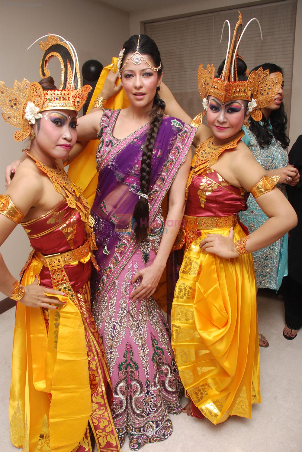 Aditi Govitrikar with the balinese dancers from Vedic Spa Mantra at SHAM-E-AWADH Celebrate this festive season in Awadhi Style in Vedic Spa Mantra on 26th Oct 2012