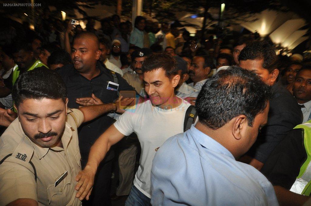 Aamir Khan arrives from Haj Yatra with mother in Airport, Mumbai on 1st Nov 2012