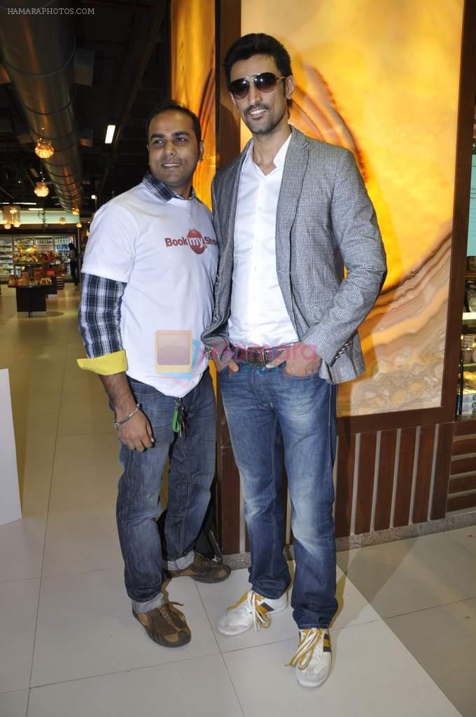 Kunal Kapoor cooks for fans at Book my show contest winners greet n meet event on 2nd Nov 2012