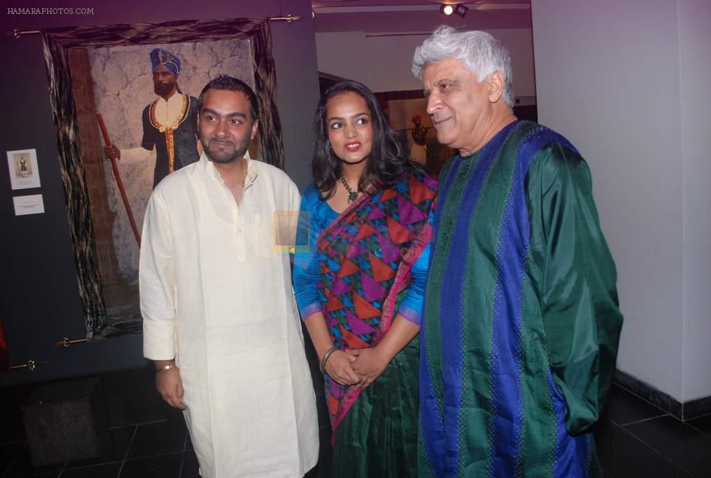 amit with devanagana and javed akhtar at Devangana Kumar's exhibition in Tao on 1st Nov 2012