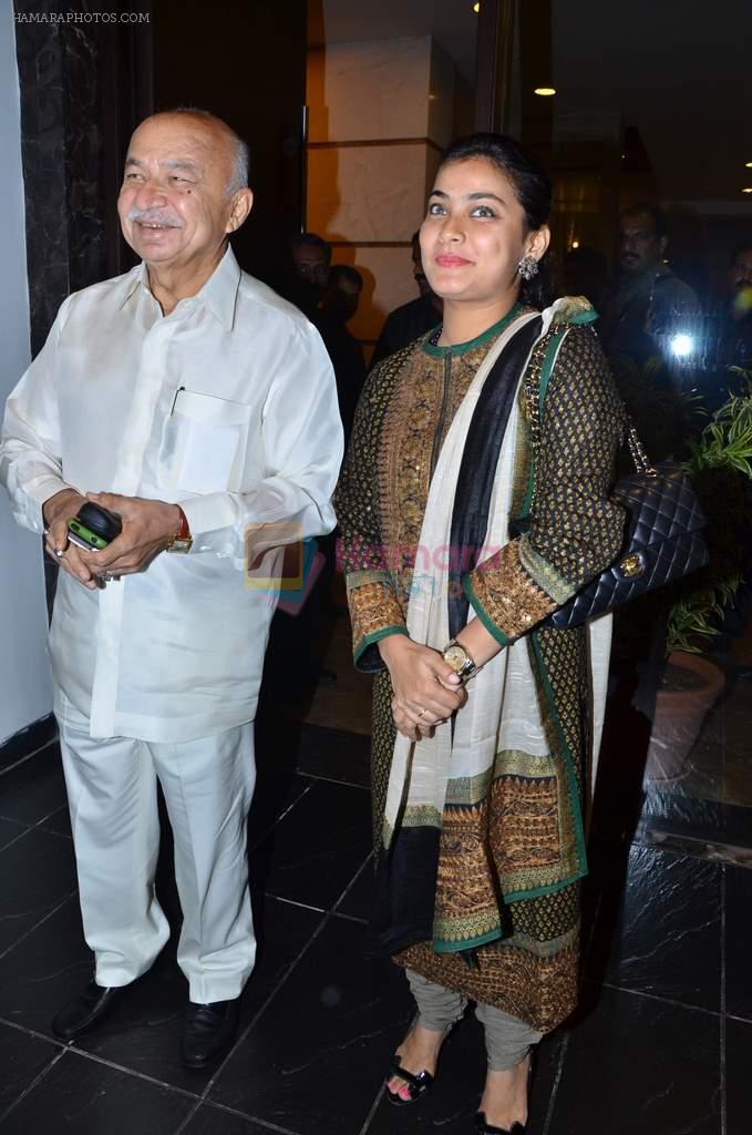 sushil kumar shinde with daughter at Devangana Kumar's exhibition in Tao on 1st Nov 2012