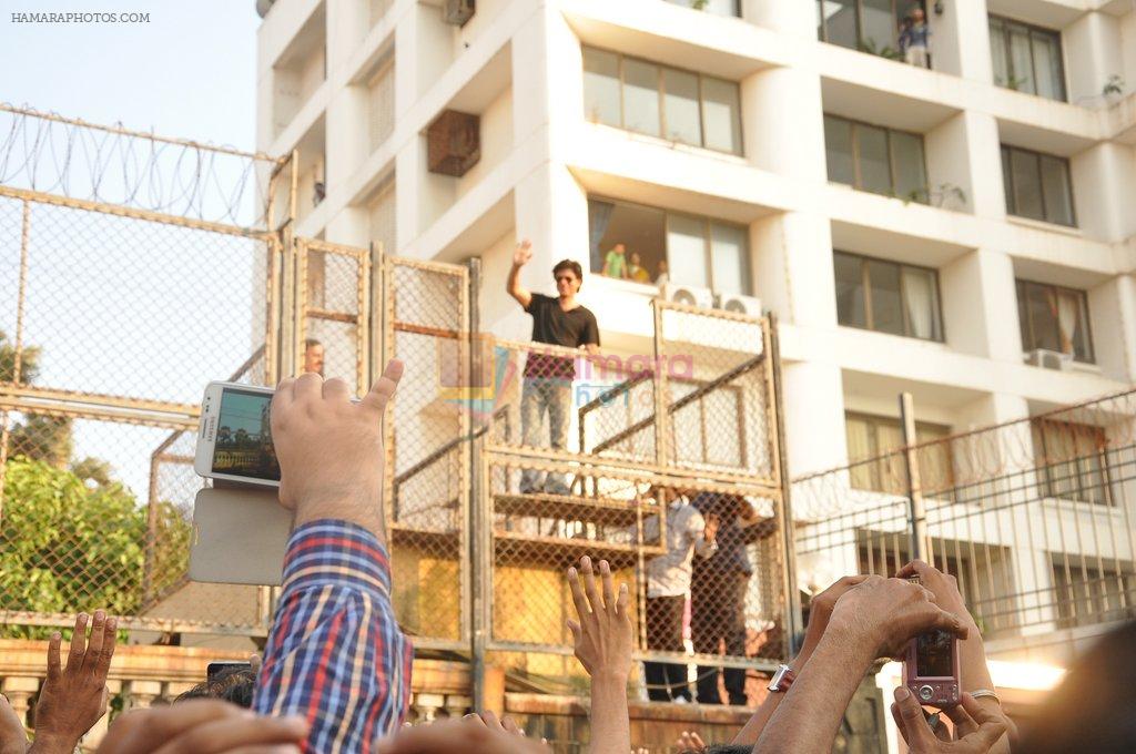 Shahrukh Khan meets fans on his B_day on 2nd Nov 2012