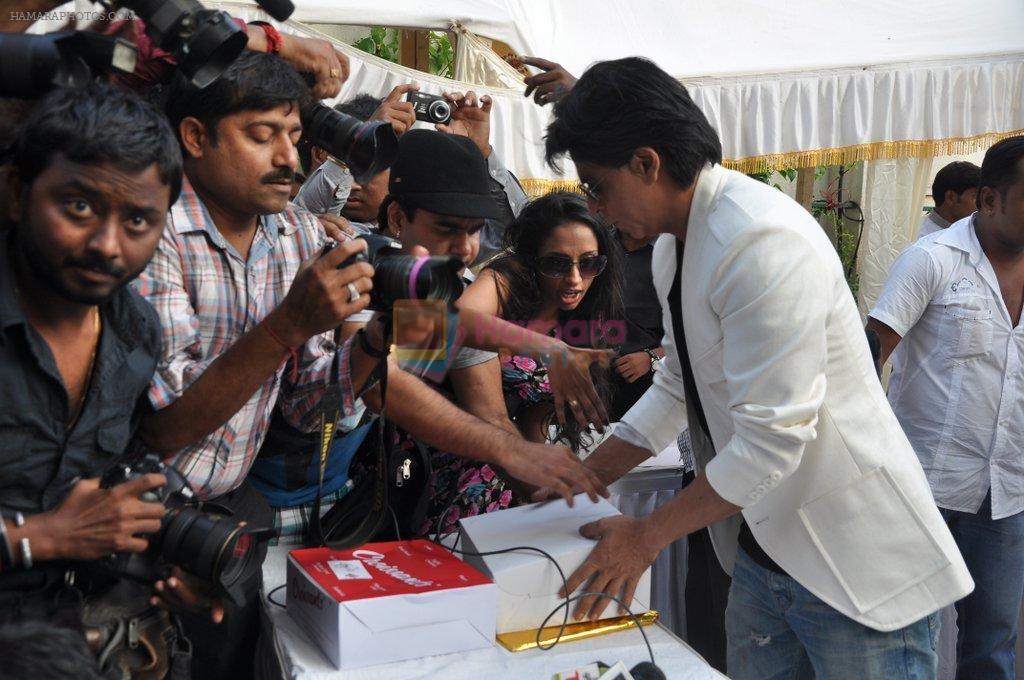 Shahrukh Khan celebrates his B_day with media on 2nd Nov 2012