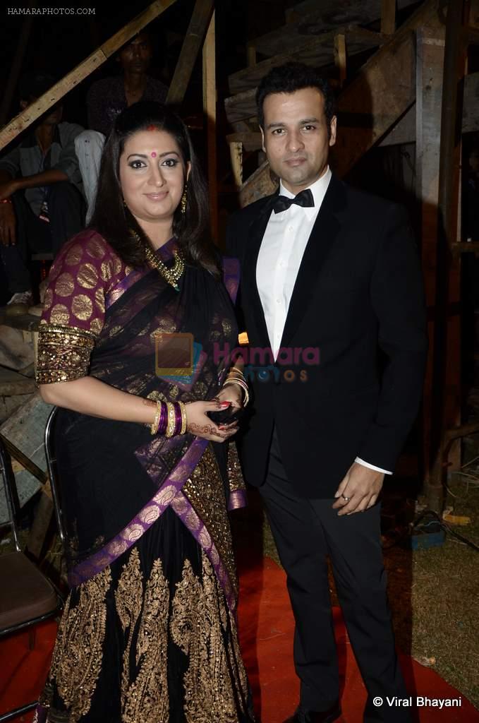 Smriti Irani, Rohit Roy at ITA Awards red carpet in Mumbai on 4th Nov 2012