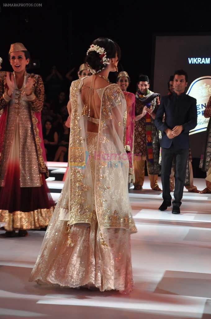 Malaika Arora Khan walk the ramp for Vikram Phadnis Show at Blender's Pride Fashion Tour Day 2 on 4th Nov 2012