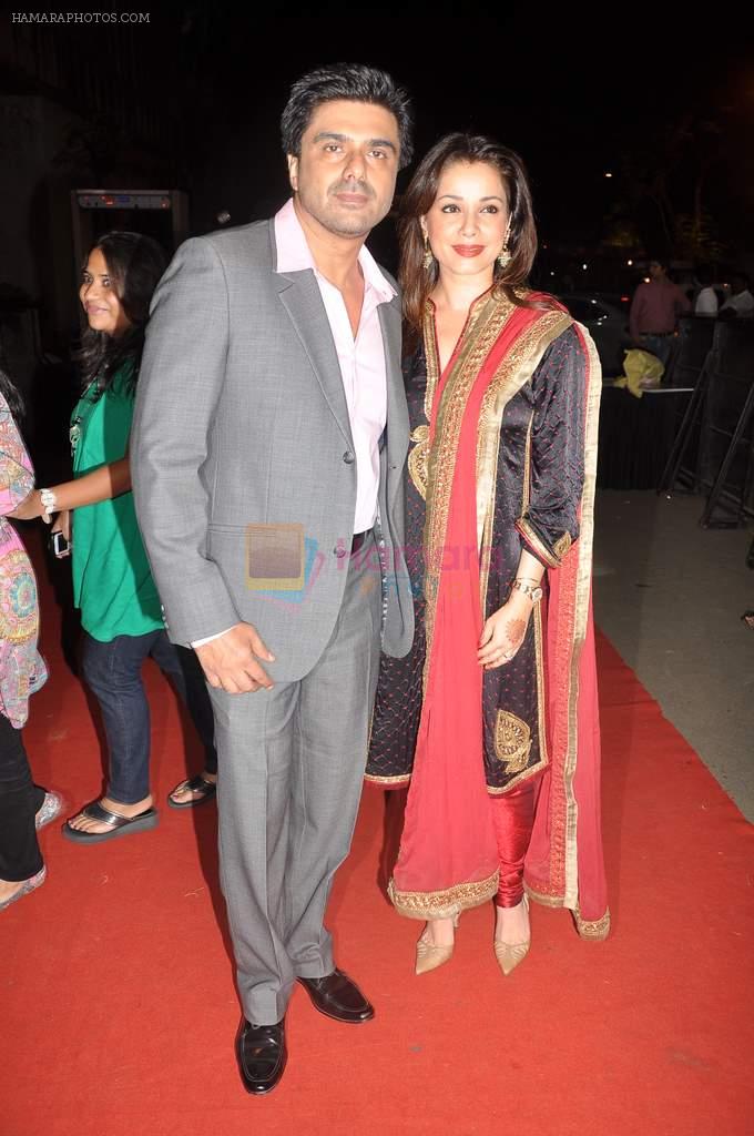 Neelam Kothari, Sameer Soni at ITA Awards red carpet in Mumbai on 4th Nov 2012,1