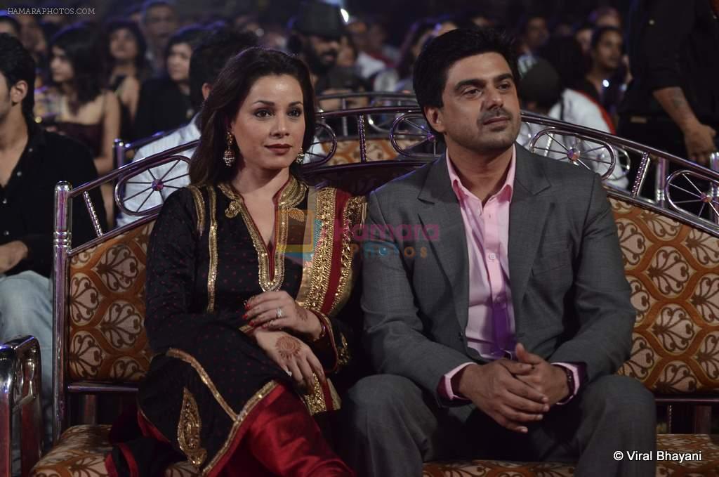 Neelam Kothari, Sameer Soni at ITA Awards red carpet in Mumbai on 4th Nov 2012