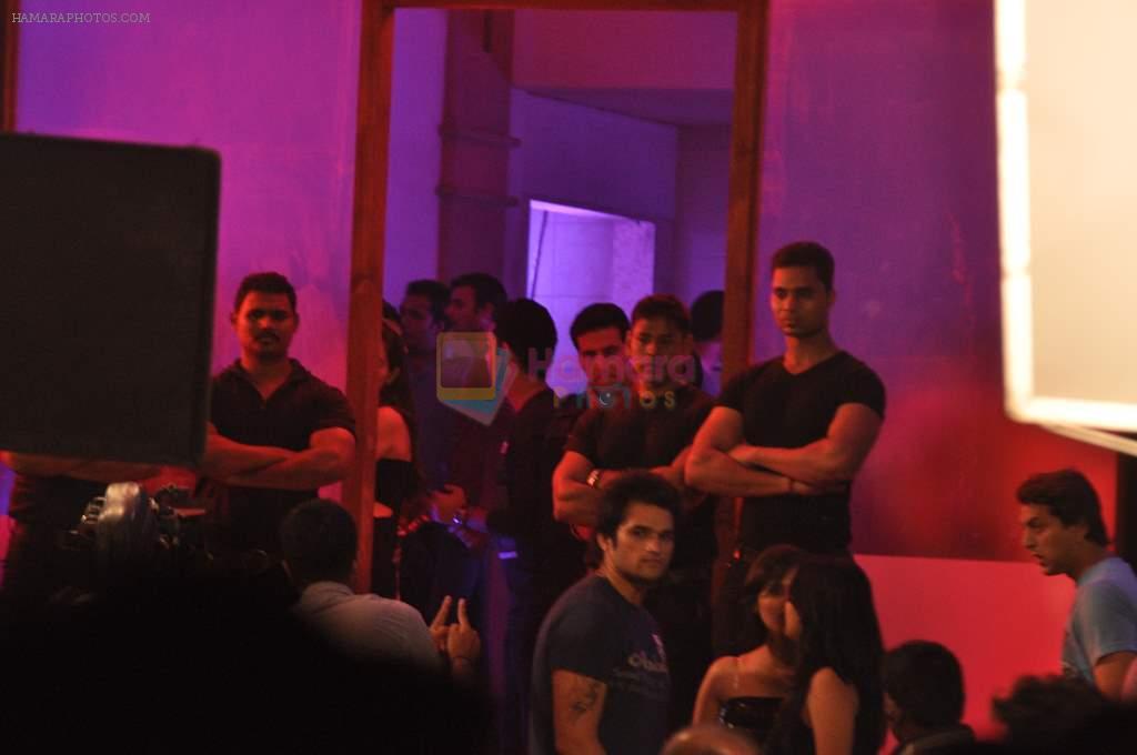Akshay kumar snapped on location of film 786 in Andheri, Mumbai on 5th Nov 2012