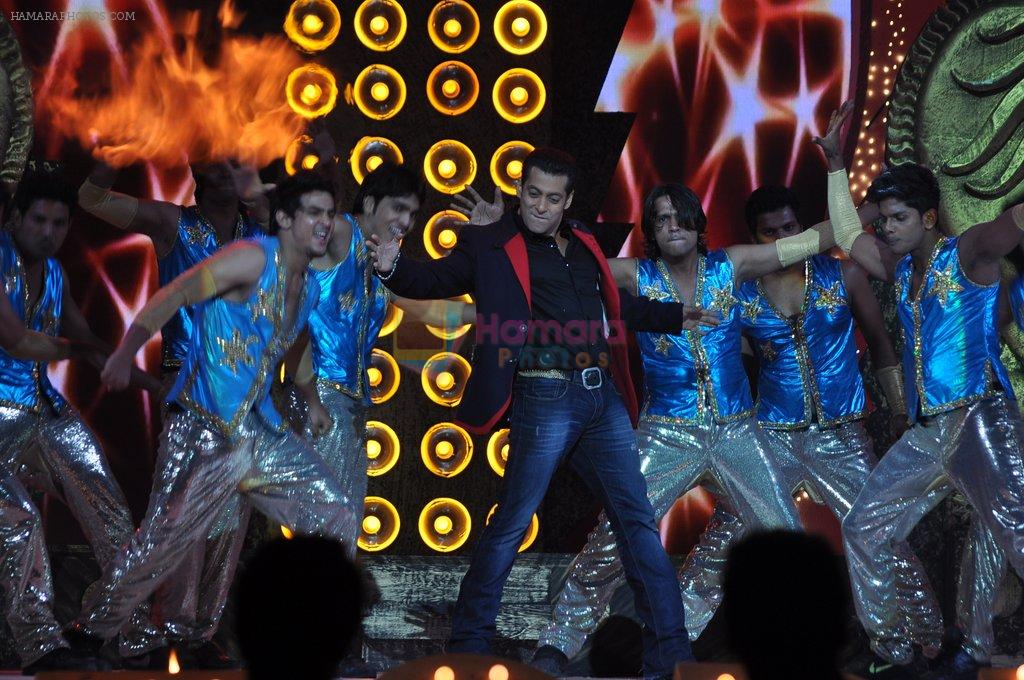 Salman Khan performs at People's Choice Awards in Filmcity, Mumbai on 28th Oct 2012