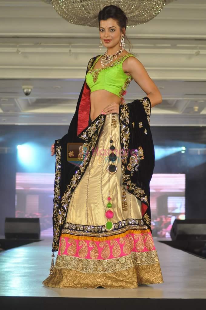 Mugdha Godse walk the ramp at Umeed-Ek Koshish charitable fashion show in Leela hotel on 9th Nov 2012.1