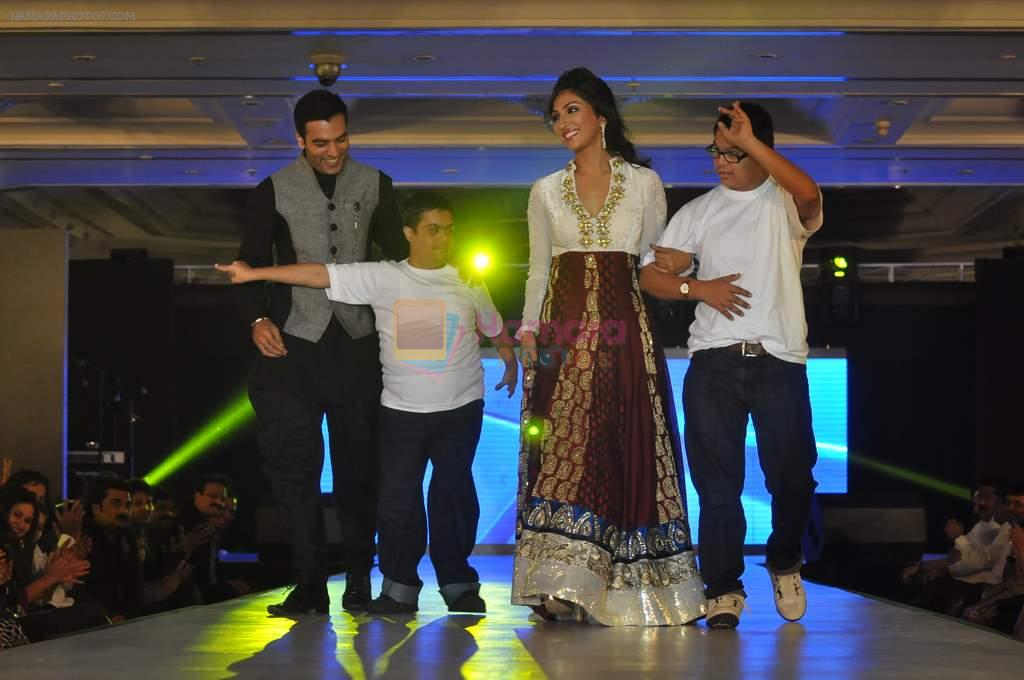 Chaitanya Choudhary, Mouni Ganguly walk the ramp at Umeed-Ek Koshish charitable fashion show in Leela hotel on 9th Nov 2012.1