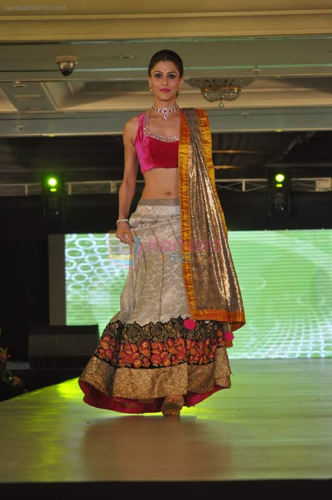 Shilpa Saklani walk the ramp at Umeed-Ek Koshish charitable fashion show in Leela hotel on 9th Nov 2012,1