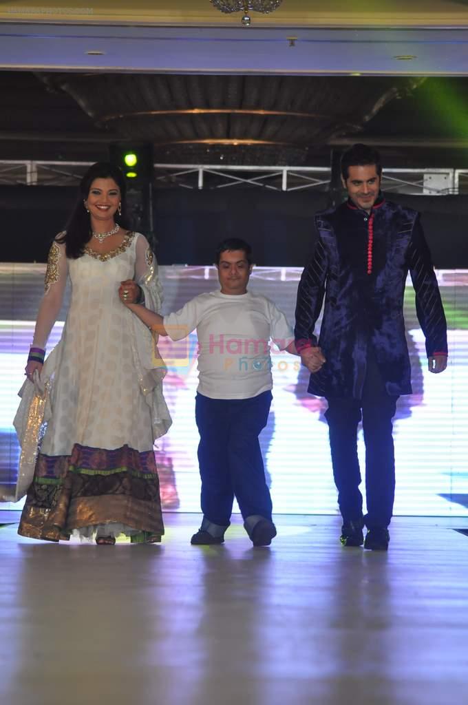 Deepshikha, Kaishav Arora walk the ramp at Umeed-Ek Koshish charitable fashion show in Leela hotel on 9th Nov 2012.1